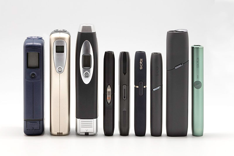 Системы нагревания табака Philip Morris International от Accord слева (1998 год) до IQOS Iluma справа (2021 год) Системы нагревания табака Philip Morris International от Accord слева (1998 год) до IQOS Iluma справа (2021 год)