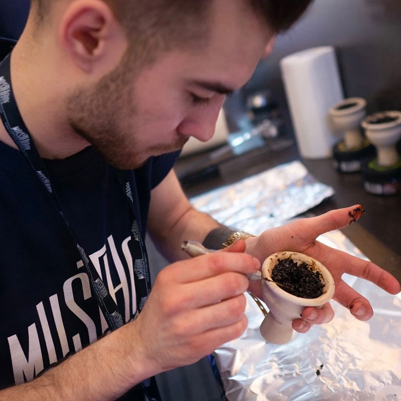 Забивка табака Must Have в чашу кальяна Забивка табака Must Have в чашу кальяна