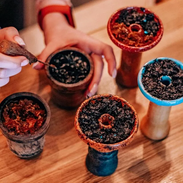 Забивка глиняной чаши кальяна